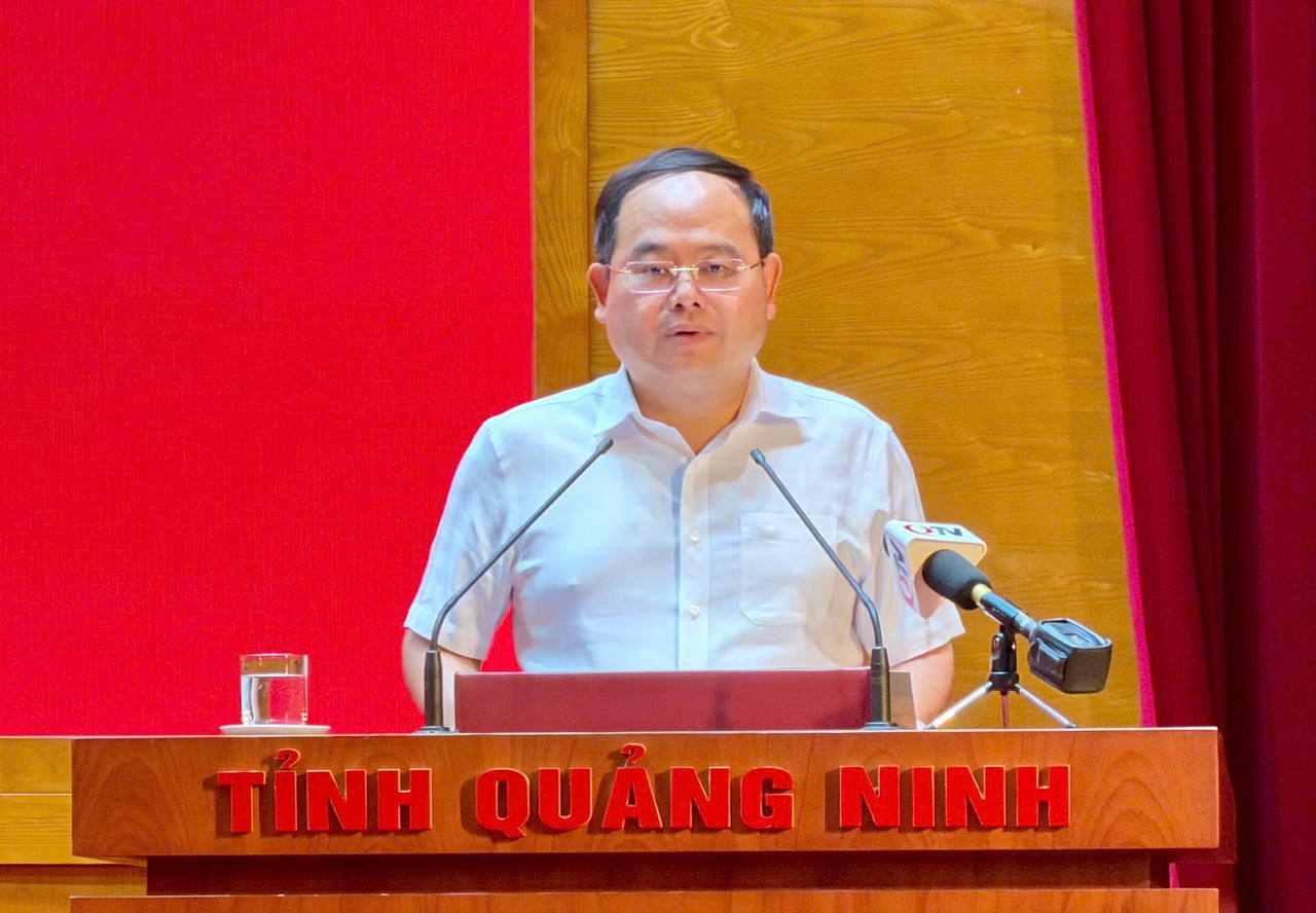 Ông Quản Minh Cường - Ủy viên Trung ương Đảng, Bí thư Tỉnh ủy Quảng Ninh, Trưởng Đoàn ĐBQH tỉnh, phát biểu tại hội nghị.