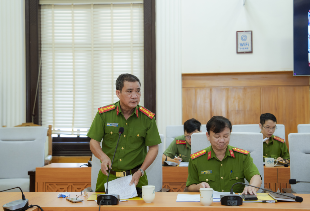 Đại diện lãnh đạo Công an thành phố trao đổi tại hội nghị.
