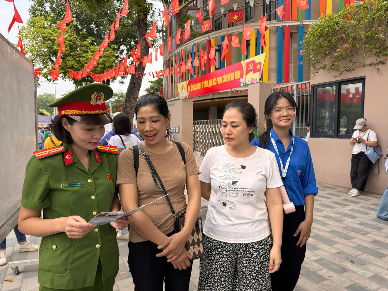 Cán bộ Công an phường Tây Hồ hướng dẫn phụ huynh, thí sinh tại khu vực điểm thi Trường THCS Xuân La.