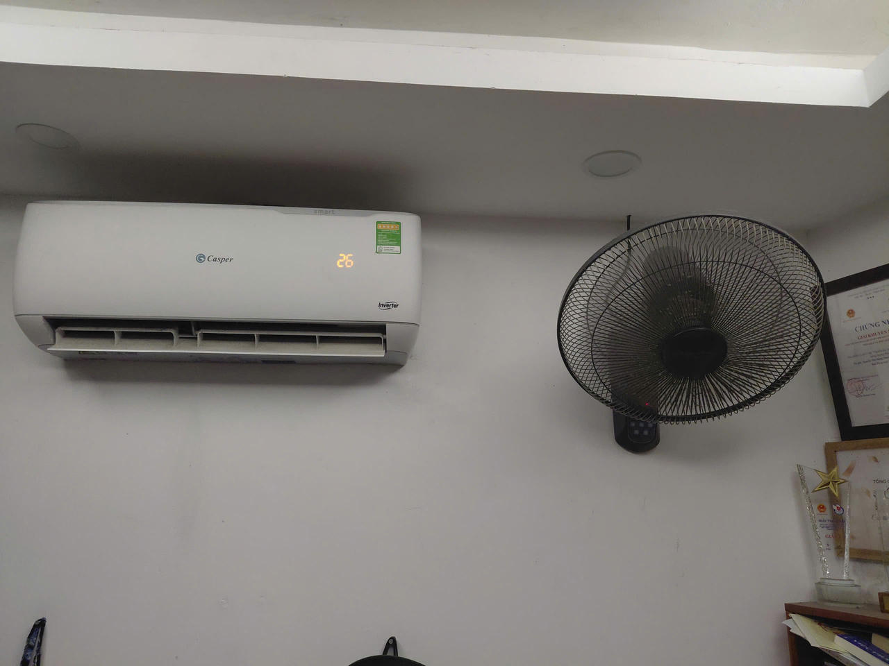 Để điều hòa 26 độ và bật thêm quạt vừa tiết kiệm chi phí điện, vừa góp phần đảm bảo an toàn hệ thống điện quốc gia.