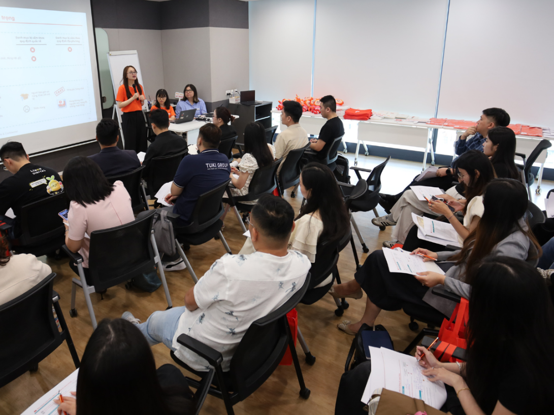 Các nhà bán thể hiện sự quan tâm đến chương trình xuất khẩu trực tuyến của Shopee, dành thời gian ghi chú nội dung xuyên suốt buổi chia sẻ.