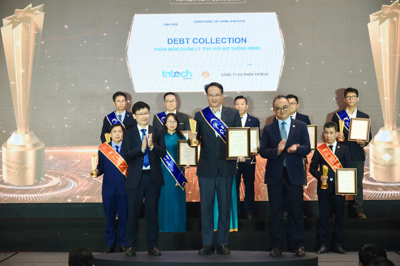 Đại diện TNTech nhận giải thưởng Sao Khuê 2026