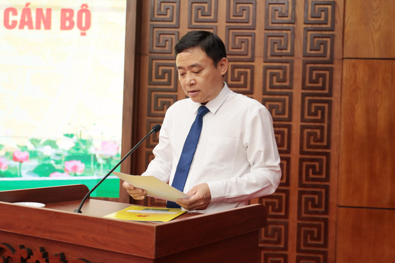 Phó Chánh Văn phòng UBND tỉnh Điện Biên Phạm Hồng Phong phát biểu nhận nhiệm vụ.