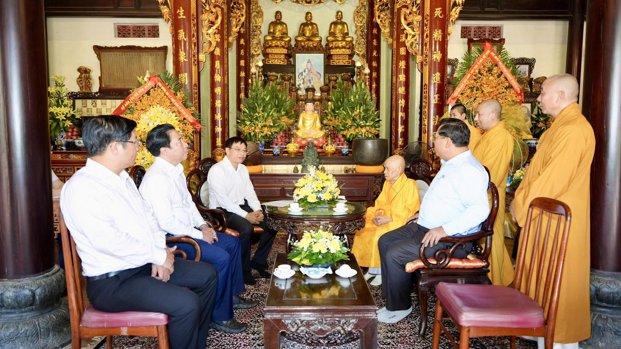 Phó Thủ tướng Chính phủ Nguyễn Văn Thắng cùng đoàn công tác thăm các Hòa thượng tại Tổ đình Tường Vân