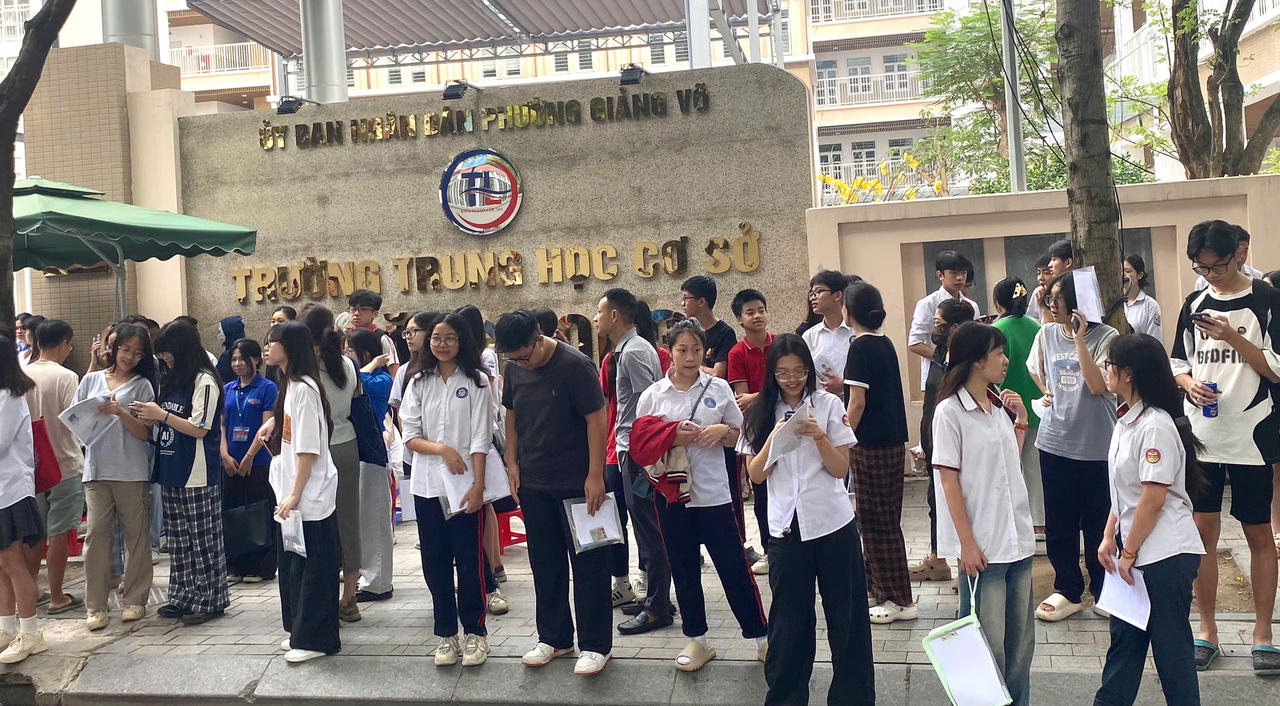 Kết thúc ngày làm thủ tục dự thi vào lớp 10 công lập năm 2026, số liệu thống kê cho biết, tổng số thí sinh tham gia là 123.467 đạt tỷ lệ 99,50%. (Ảnh: PV)