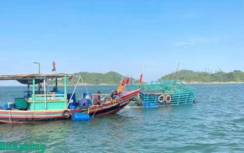 Tàu cá gặp nạn trên vùng biển Hà Tĩnh, kịp thời ứng cứu 7 ngư dân