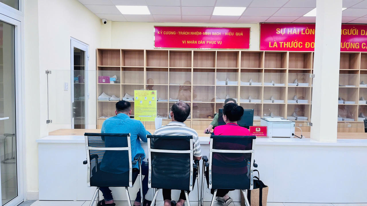 Người dân thực hiện thủ tục nhận kết quả và đóng lệ phí cấp Phiếu lý lịch tư pháp tại Phòng Hồ sơ nghiệp vụ Công an Thành phố Hồ Chí Minh.