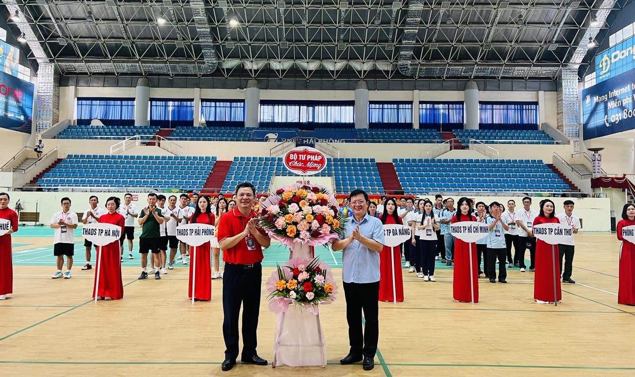 Thứ trưởng Bộ Tư pháp Mai Lương Khôi tặng hoa chúc mừng Giải Thể thao Cụm thi đua các TP.
