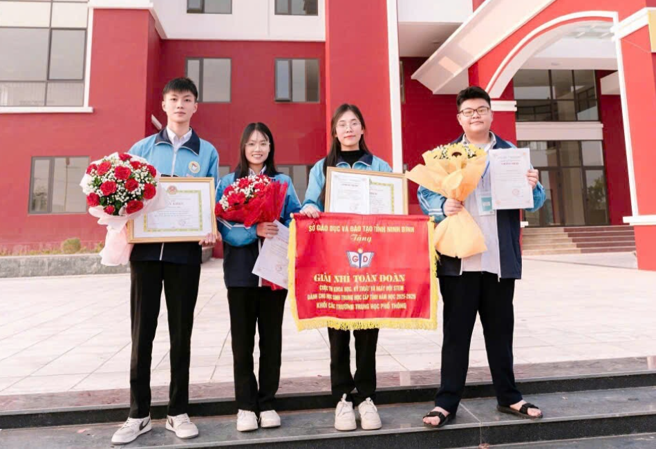 Trường THPT B Nguyễn Huệ - Chặng đường 50 năm Tự hào và Khát vọng
