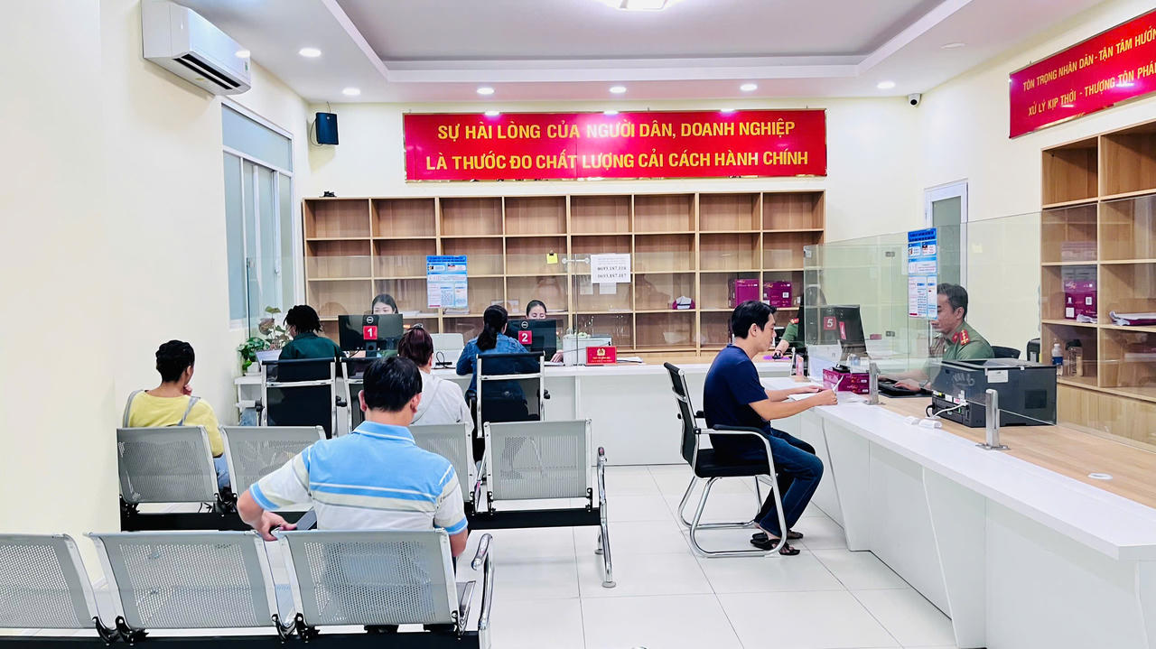 Việc đẩy mạnh tiếp nhận hồ sơ trực tuyến giúp lượng người dân đến làm thủ tục trực tiếp giảm đáng kể.