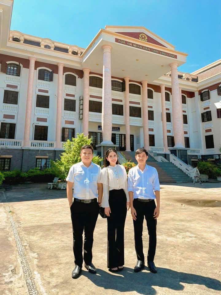 Bà Lê Thị Hồng Nga (tên thường gọi Nhã Lê CEO) cùng luật sư tại Tòa án nhân dân tỉnh Vĩnh Long.