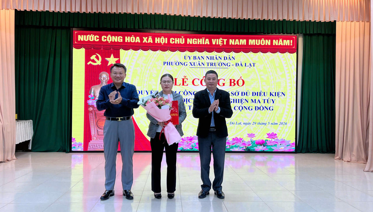 Trao Quyết định của Giám đốc Công an tỉnh Lâm Đồng đối với cơ sở đủ điều điều kiện cung cấp dịch vụ cai nghiện ma túy tự nguyện tại gia đình, cộng đồng cho đại diện Trạm Y tế phường Xuân Trường - Đà Lạt.
