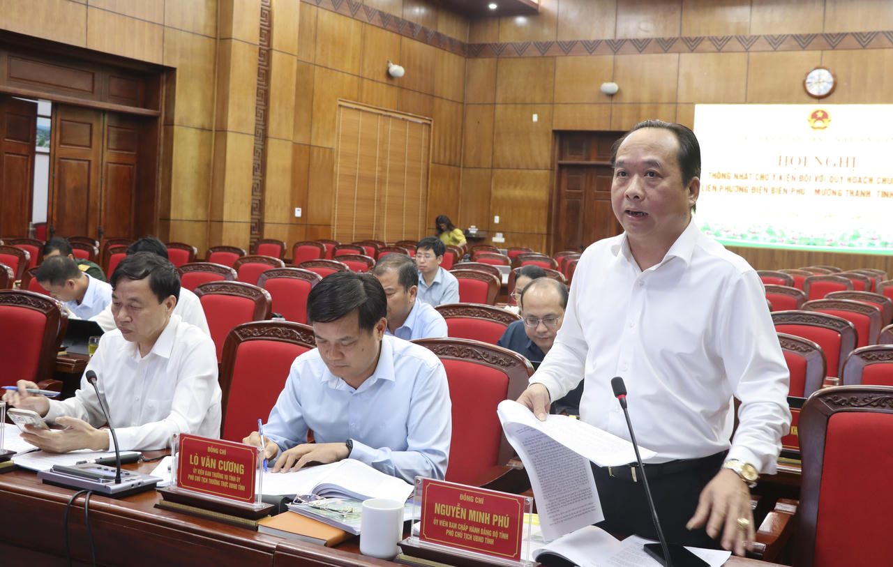 Phó Chủ tịch UBND tỉnh Nguyễn Minh Phú cho ý kiến quy hoạch chung đô thị liên phường Điện Biên Phủ - Mường Thanh. (ảnh: dienbien.gov.vn)