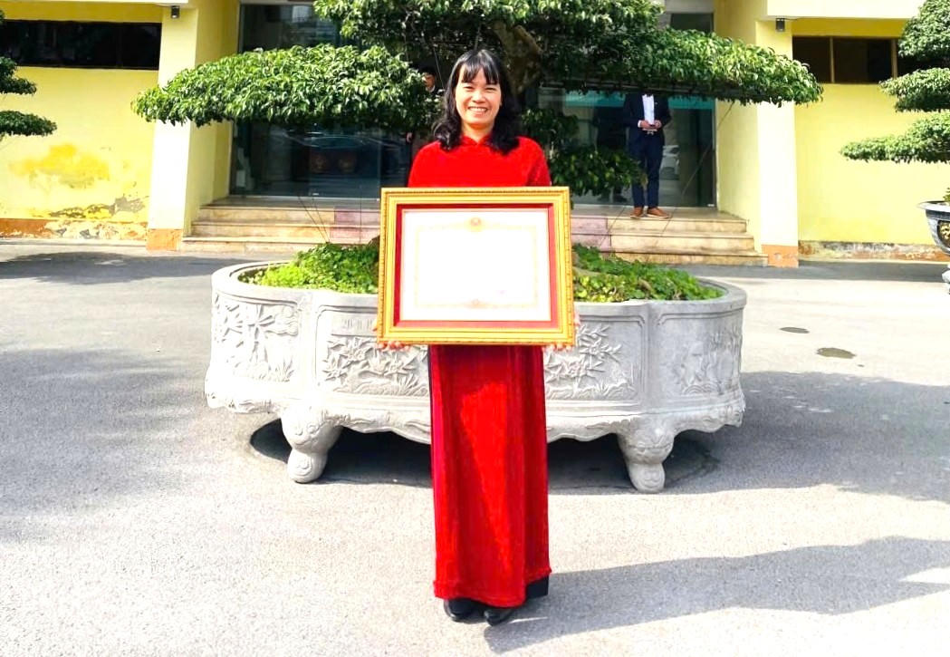 Cô giáo Bùi Thị Nụ - Phó Bí thư Chi bộ, Phó Hiệu trưởng trường THPT B Nguyễn Huệ được trao Bằng khen của Thủ tướng Chính phủ