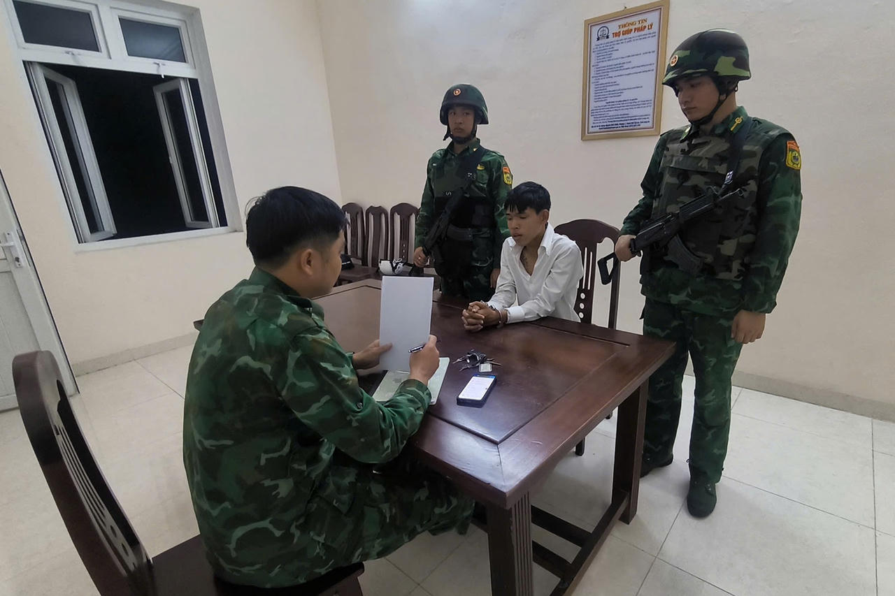 Cán bộ Đồn Biên phòng Mỹ Thạnh Tây làm việc với đối tượng Tùng