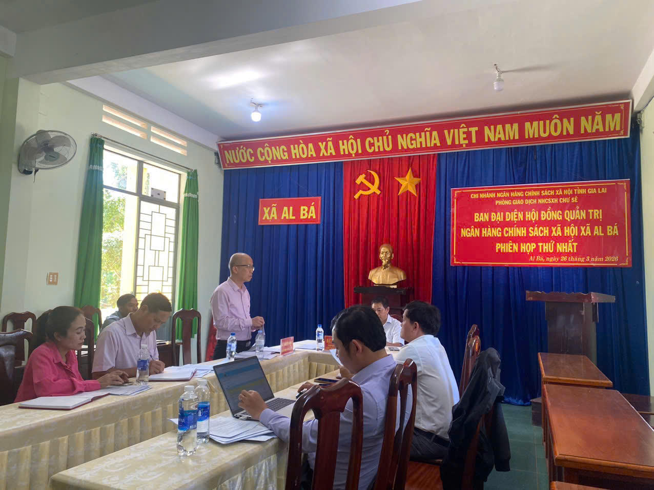 Bí thư chi bộ, Giám đốc NHCSXH Chư Sê - ông Nguyễn Đình Lý (người đứng) phát biểu tại Hội nghị thành lập Ban đại diện HĐQT - NHCSXH cấp xã trên địa bàn.