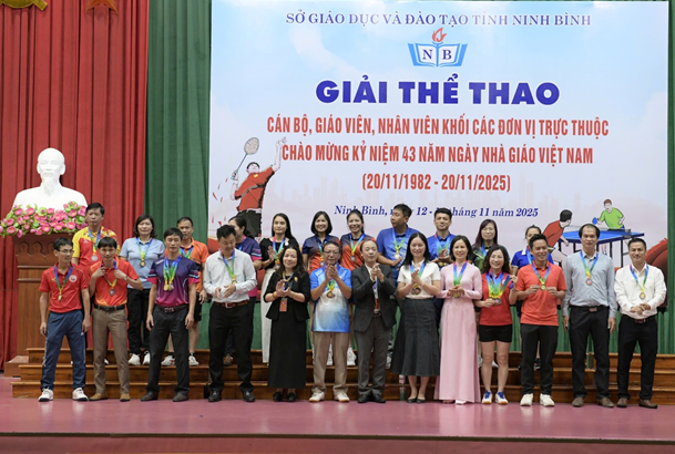 Trường THPT B Nguyễn Huệ - Chặng đường 50 năm Tự hào và Khát vọng