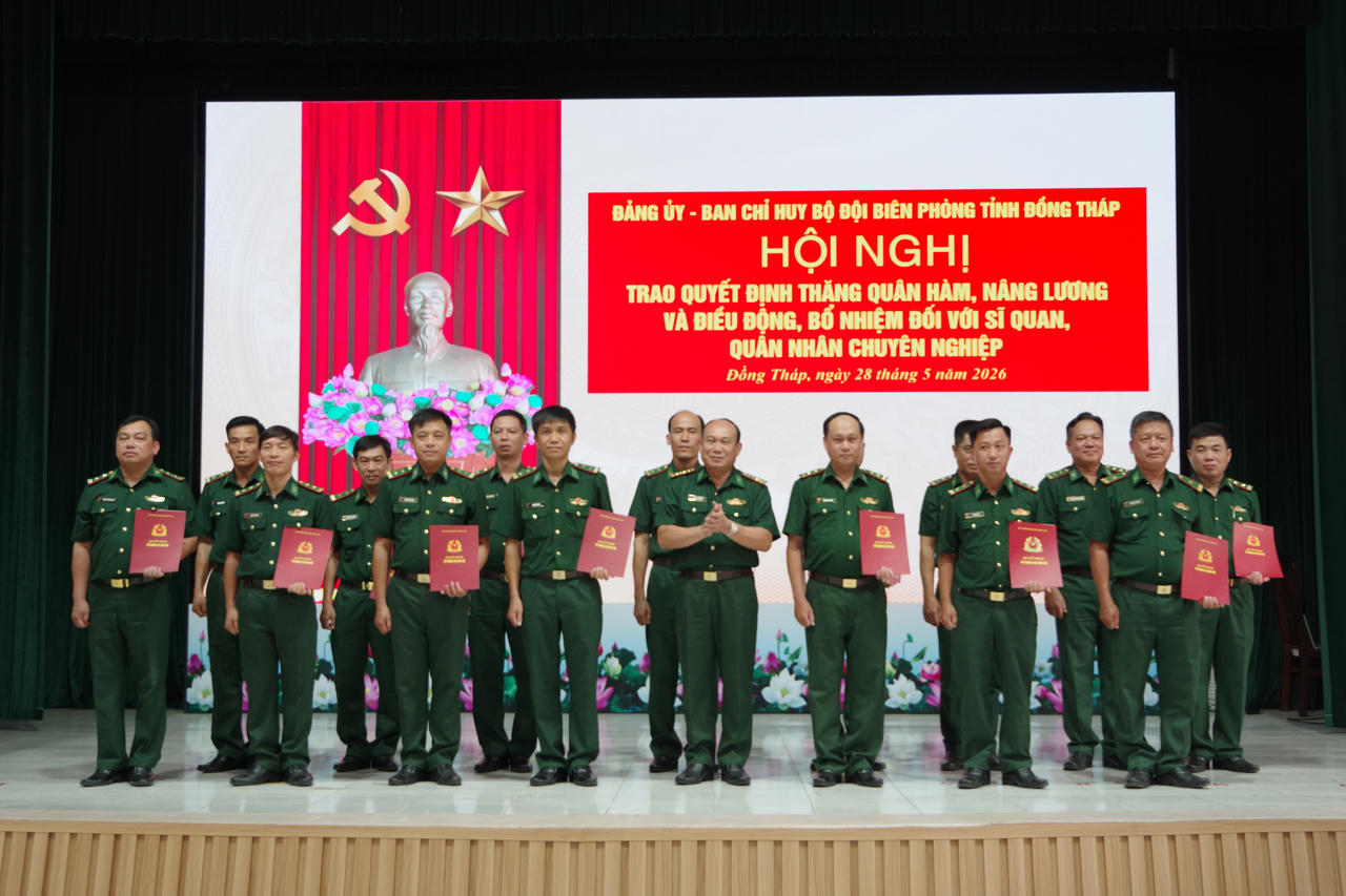 Đại tá Nguyễn Văn Minh - Chính ủy BĐBP Đồng Tháp trao quyết định cho các đồng chí được thăng quân hàm, nâng bậc lương năm 2026
