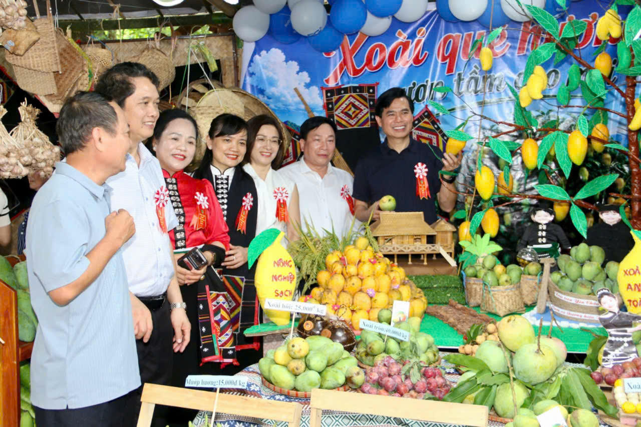 Các đại biểu tham quan gian hàng trưng bày nông sản.