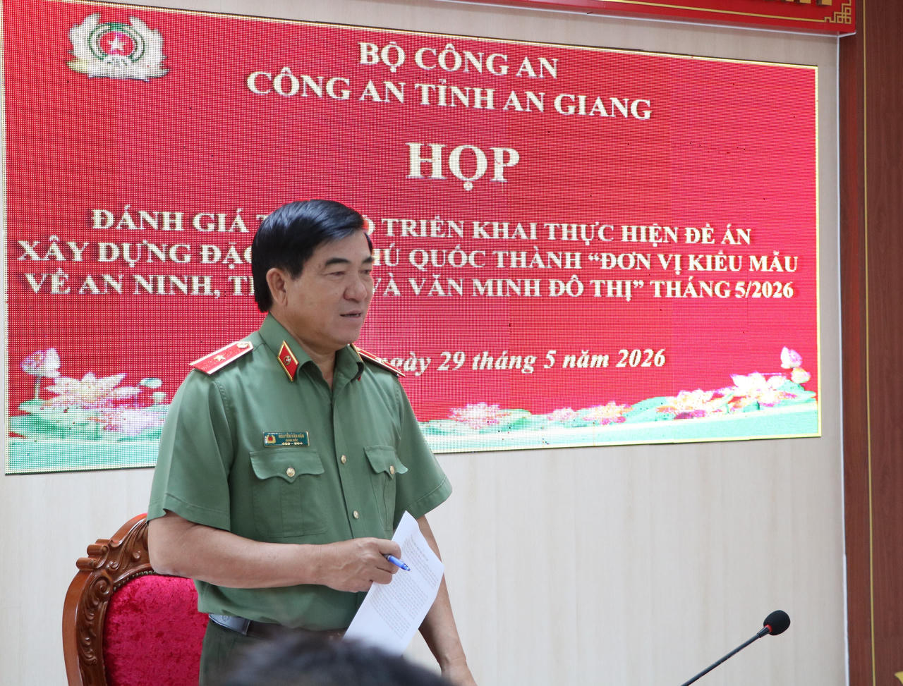 Thiếu tướng Nguyễn Văn Hận, Giám đốc Công an tỉnh phát biểu chỉ đạo tại cuộc họp.