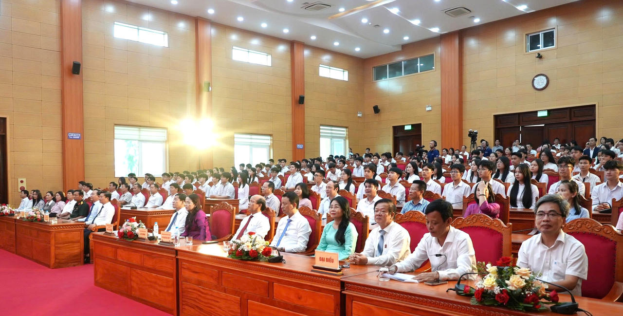 Đại biểu tham dự chương trình.