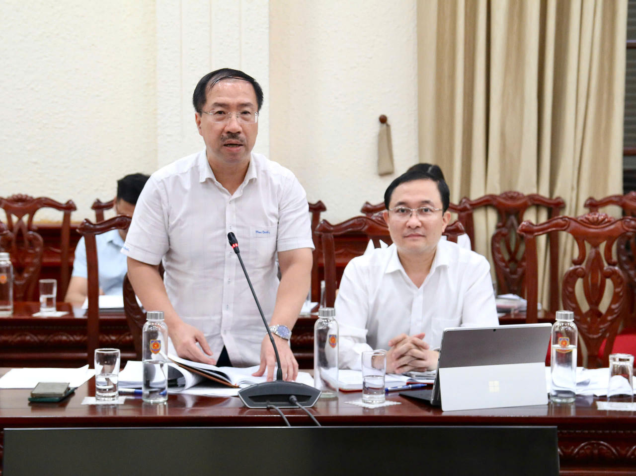 Cục trưởng Cục PBGDPL và TGPL Cù Thu Anh phát biểu tại cuộc họp.
