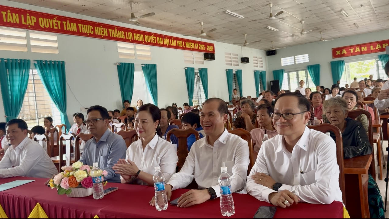 PGS.TS Nguyễn Minh Hằng cùng các đại biểu theo dõi chương trình, thể hiện sự quan tâm của Học viện Tư pháp đối với các hoạt động trợ giúp pháp lý và an sinh xã hội hướng về cộng đồng.