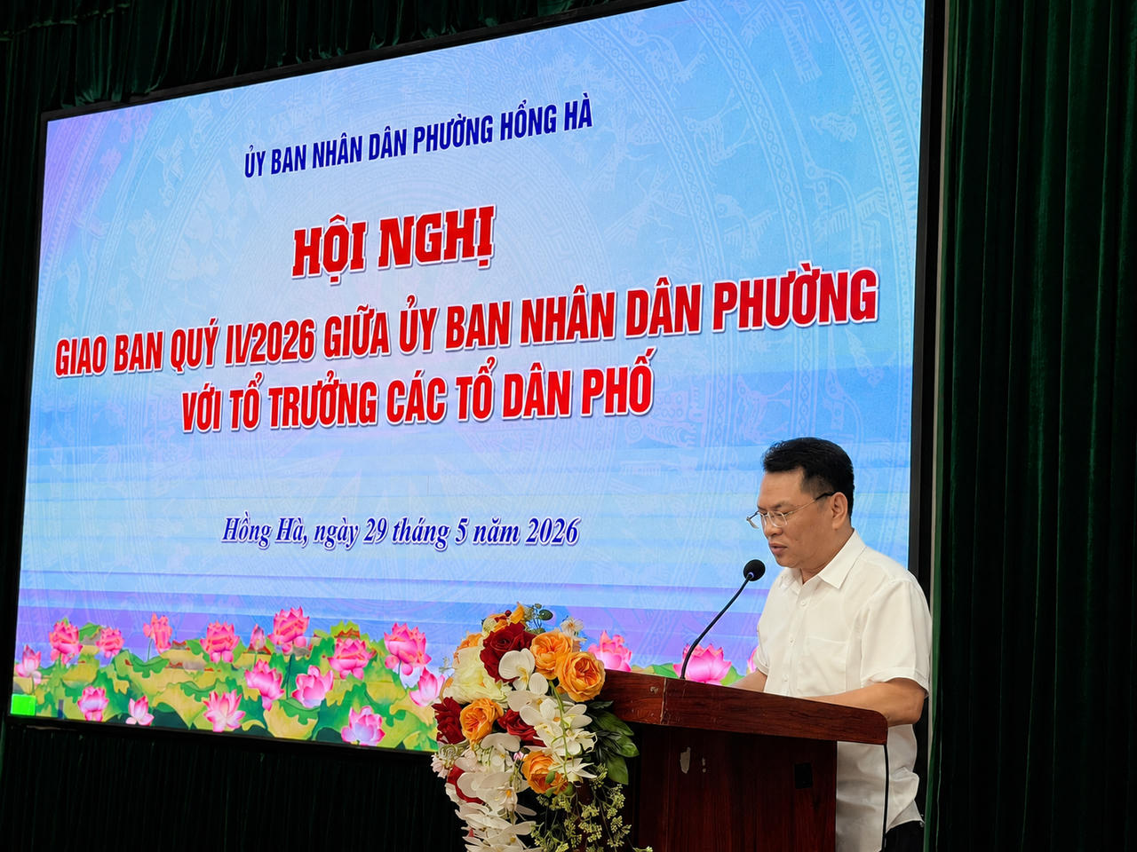 Ông Nguyễn Hải Đăng – Phó Chủ tịch UBND phường trình bày báo cáo kết quả công tác quý II và phương hướng, nhiệm vụ trọng tâm quý III/2026.