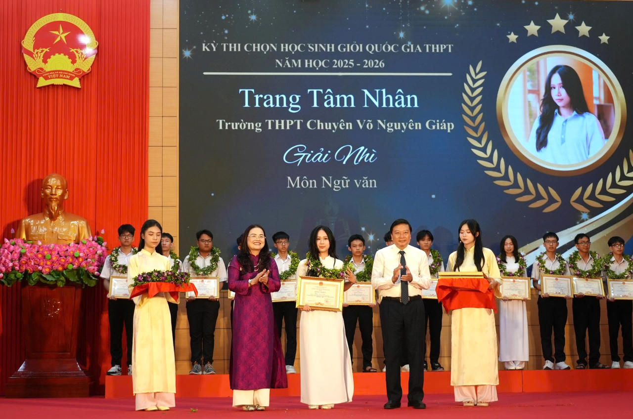 Chủ tịch UBND tỉnh Lê Hồng Vinh và lãnh đạo Sở Giáo dục và Đào tạo trao bằng khen cho học sinh đoạt giải Nhì tại Kỳ thi học sinh giỏi quốc gia THPT năm học 2025-2026.