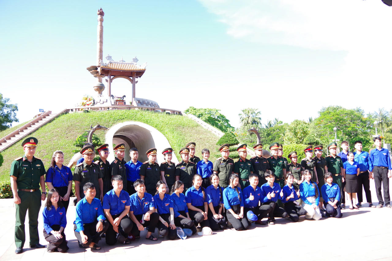 Đoàn sĩ quan trẻ Quân đội nước Cộng hòa Dân chủ Nhân dân Lào, các đại biểu và đoàn viên, thanh niên chụp ảnh lưu niệm tại Khu di tích quốc gia đặc biệt Thành Cổ Quảng Trị.