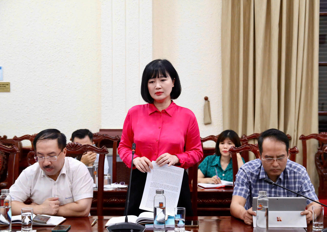 Phó Cục trưởng Cục Phổ biến giáo dục pháp luật và Trợ giúp pháp lý Ngô Quỳnh Hoa trình bày tại phiên họp.
