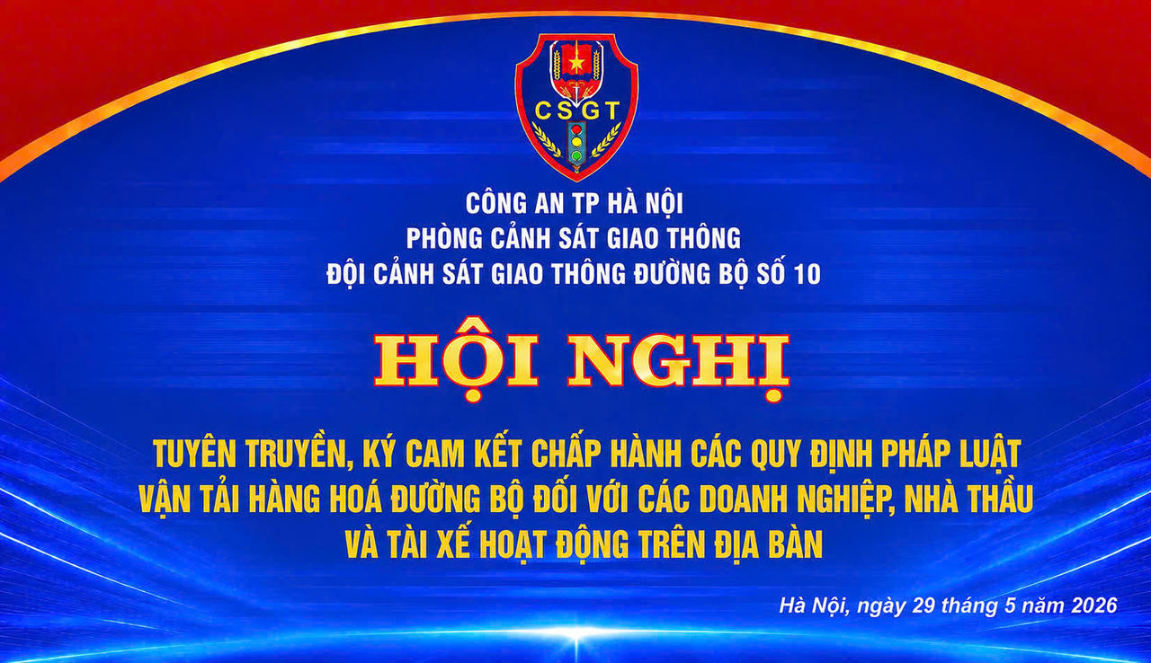 Đội CSGT số 10 Hà Nội tuyên truyền, ký cam kết chấp hành luật giao thông với các đơn vị vận tải