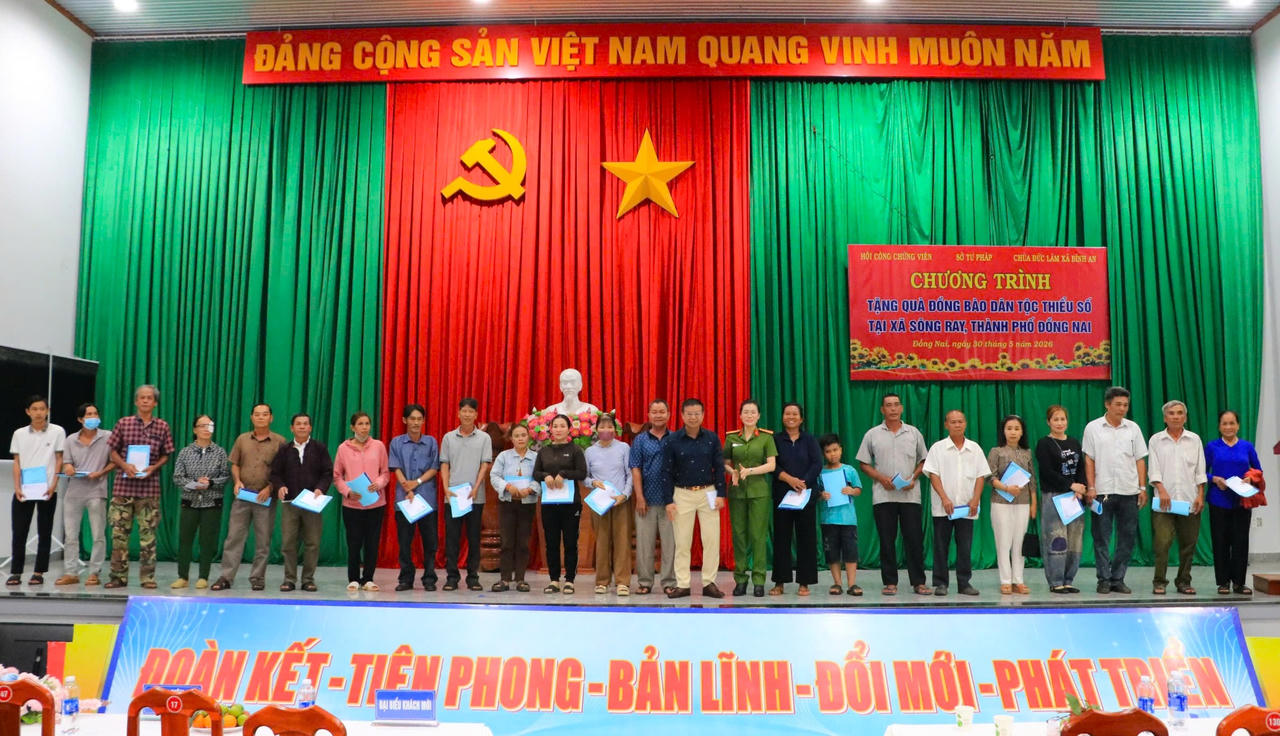 Trao quà cho đồng bào DTTS trên địa bàn xã Sông Ray