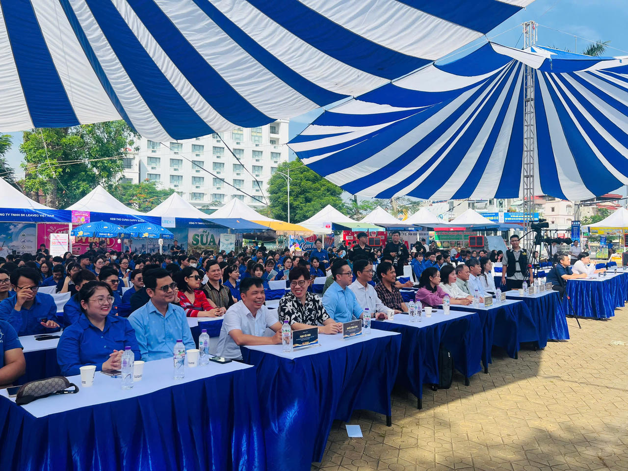 Các đại biểu tham dự lễ khai mạc.