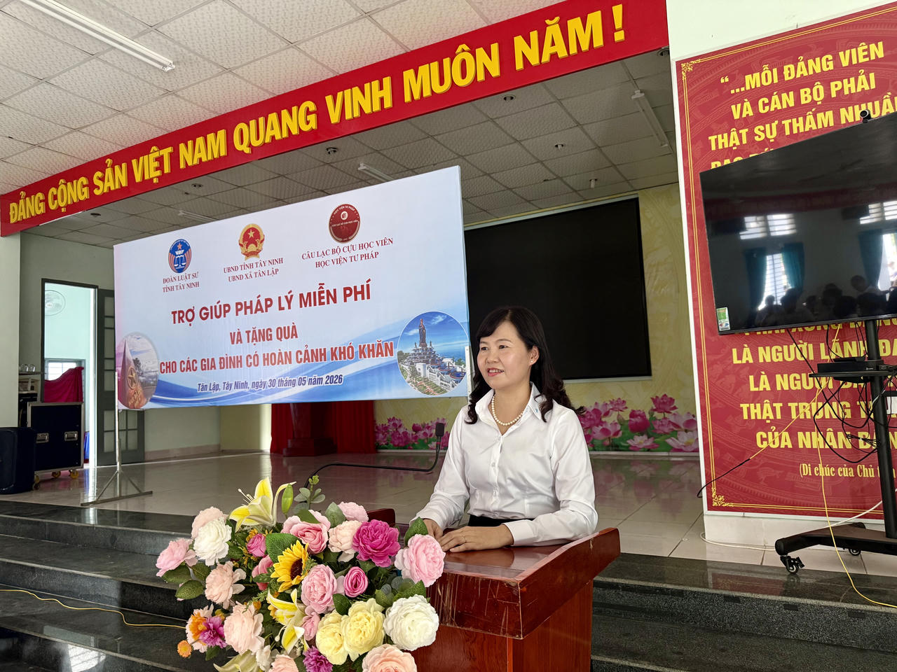 Luật sư Nguyễn Thị Thu Hà mang đến nhiều kiến thức pháp luật hữu ích, góp phần đưa pháp luật đến gần hơn với người dân vùng biên giới Tây Ninh.