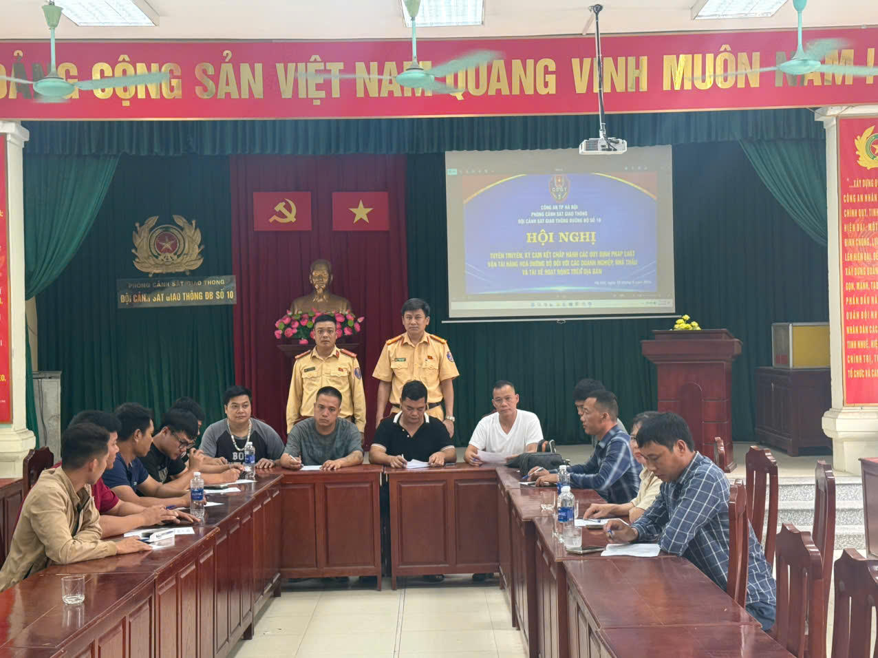 Toàn cảnh Hội nghị tuyên truyền, ký cam kết do Đội CSGT đường bộ số 10 tổ chức vào ngày 29/5/2026.