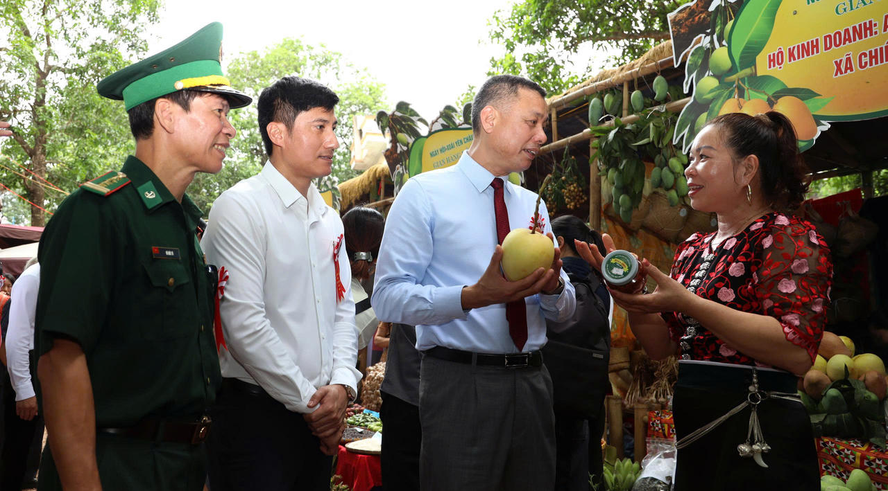 Đại biểu trải nghiệm tại các gian hàng.