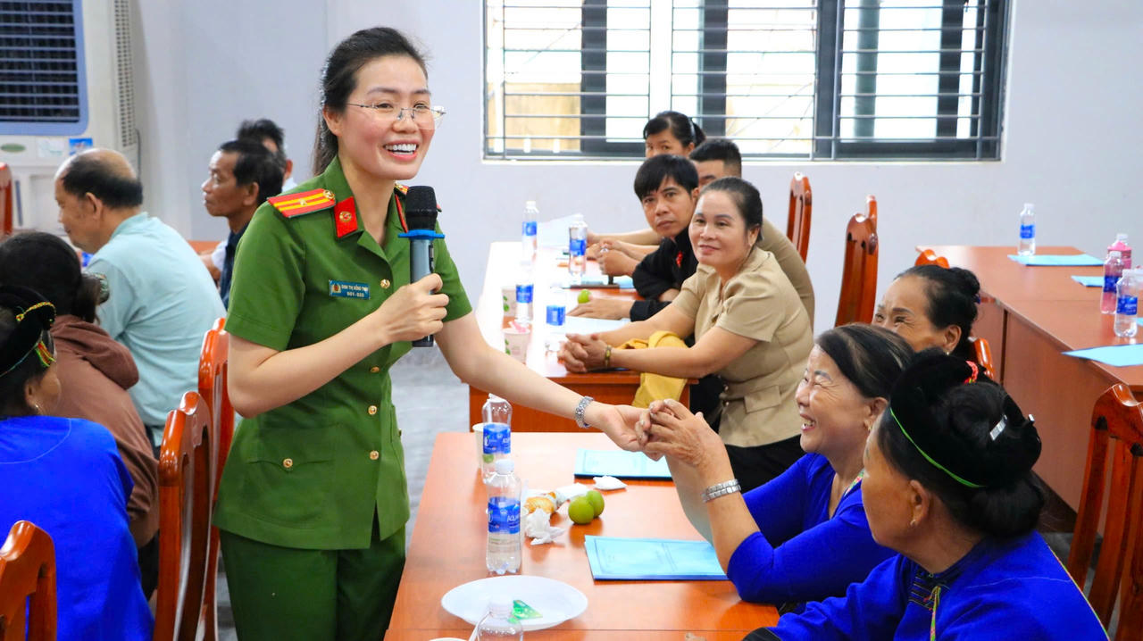 Thiếu tá Đinh Thị Hồng Thúy, cán bộ Phòng Cảnh sát điều tra tội phạm về ma túy (Công an thành phố Đồng Nai) tuyên truyền các quy định của pháp luật về phòng, chống ma túy trong tình hình mới…