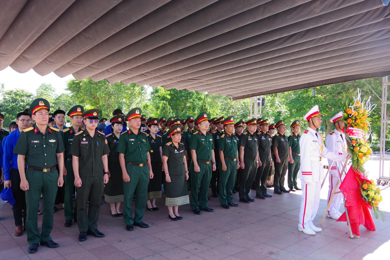 Đoàn sĩ quan trẻ Quân đội Lào dâng hương tưởng niệm các Anh hùng liệt sĩ tại Thành Cổ Quảng Trị