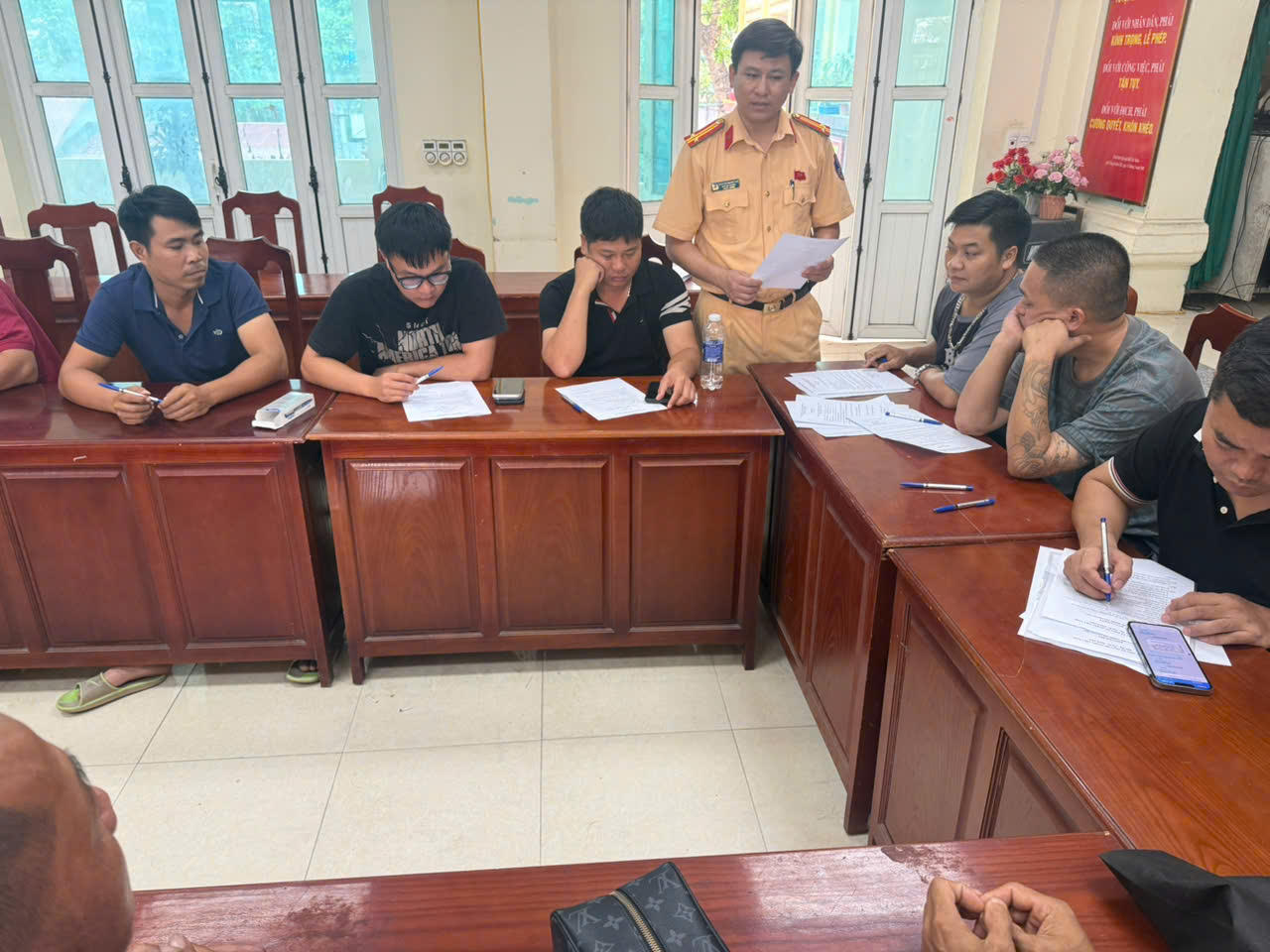 Lãnh đạo Đội CSGT đường bộ số 10 trực tiếp hướng dẫn và giám sát các đại diện doanh nghiệp, tài xế ký bản cam kết chấp hành luật giao thông.