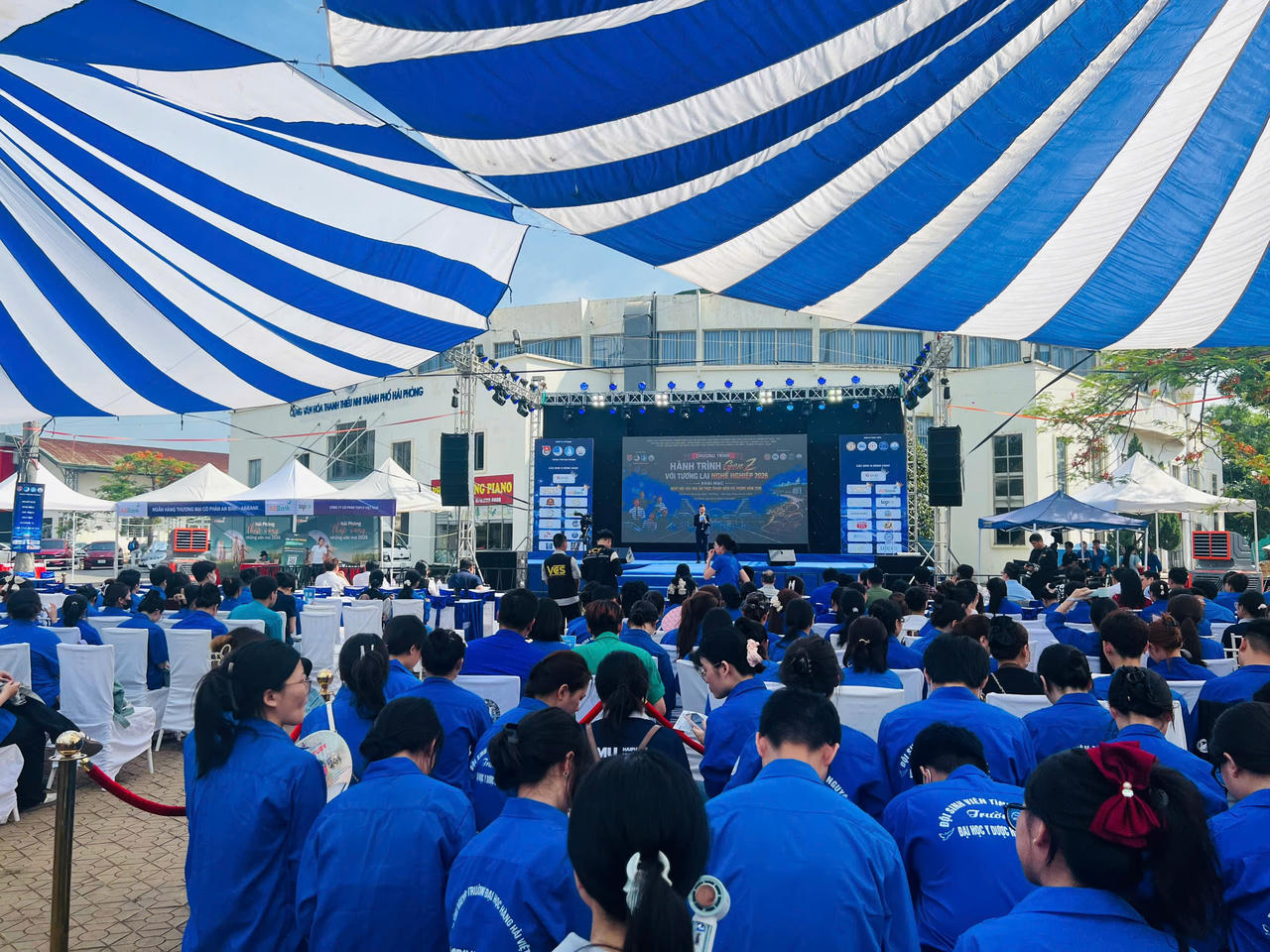 Đông đảo đoàn viên, thanh niên, học sinh, sinh viên tham dự chương trình tại Cung Văn hóa Thanh thiếu nhi TP Hải Phòng.