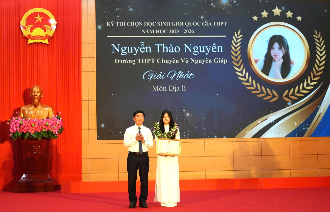 Bí thư Tỉnh ủy Nguyễn Văn Phương trao bằng khen cho em Nguyễn Thảo Nguyên, giải Nhất môn Địa lý tại Kỳ thi học sinh giỏi quốc gia THPT năm học 2025-2026