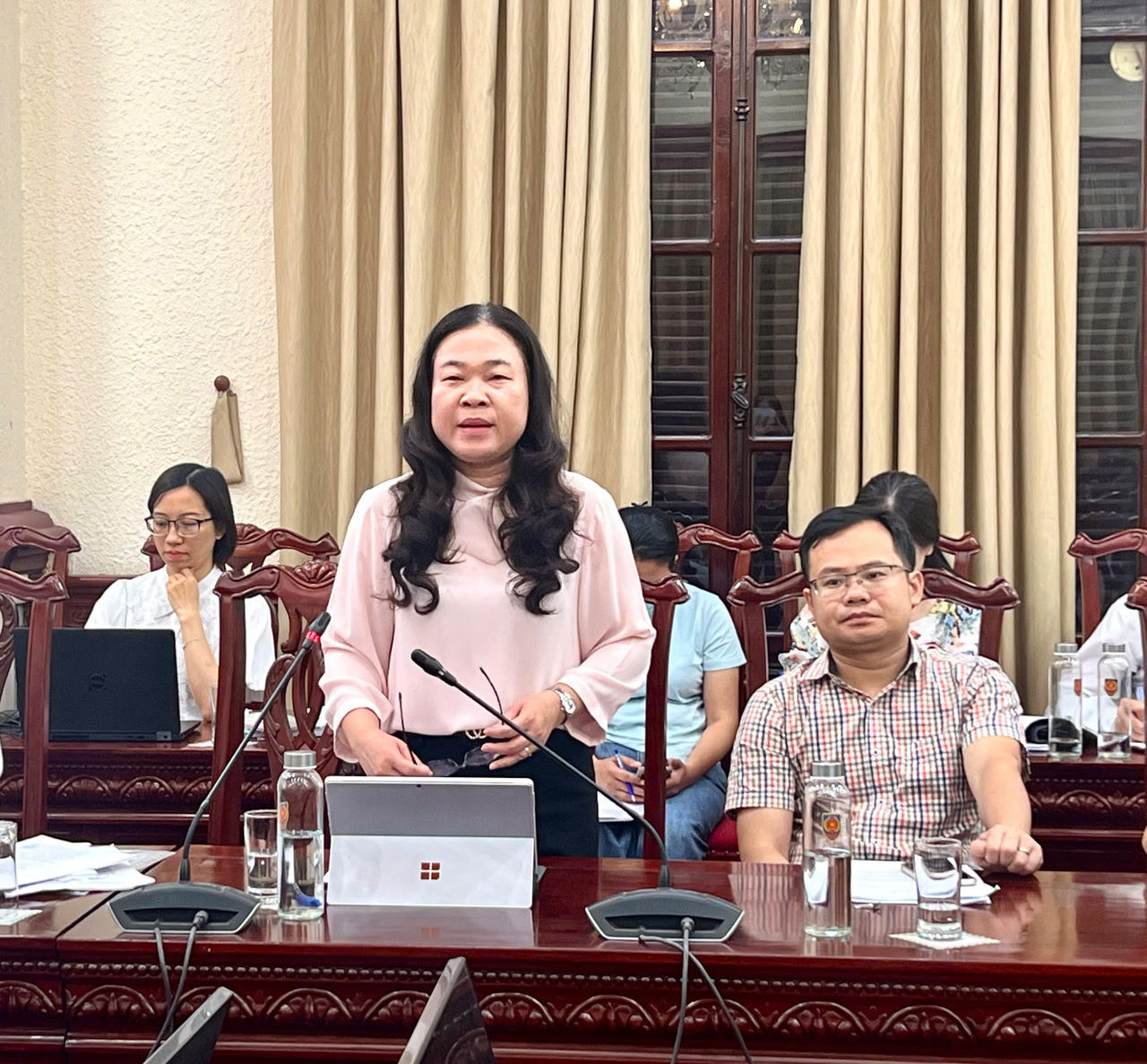 Bà Phạm Thị Thanh Hương, Phó Giám đốc Sở Tư pháp Hà Nội phát biểu tại cuộc họp.