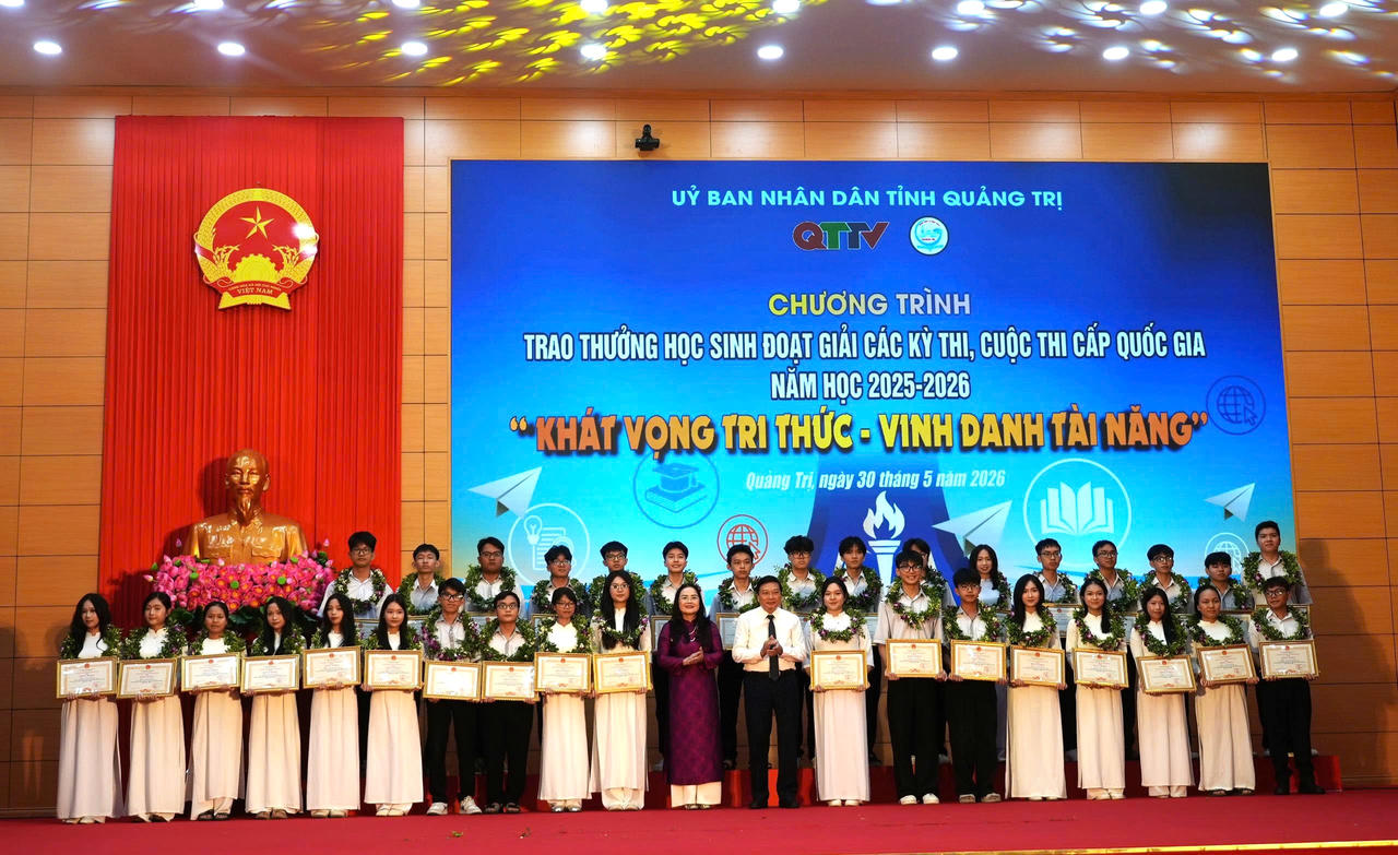 Trao thưởng cho các em học sinh đoạt giải Nhì tại Kỳ thi học sinh giỏi quốc gia THPT năm học 2025-2026.