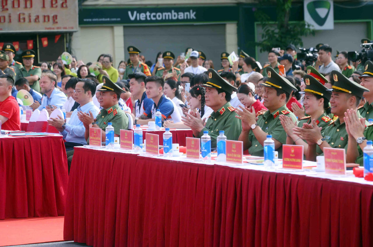 Các đại biểu tại Lễ hưởng ứng Cuộc thi sáng tạo video clip “Tổ quốc bình yên”.