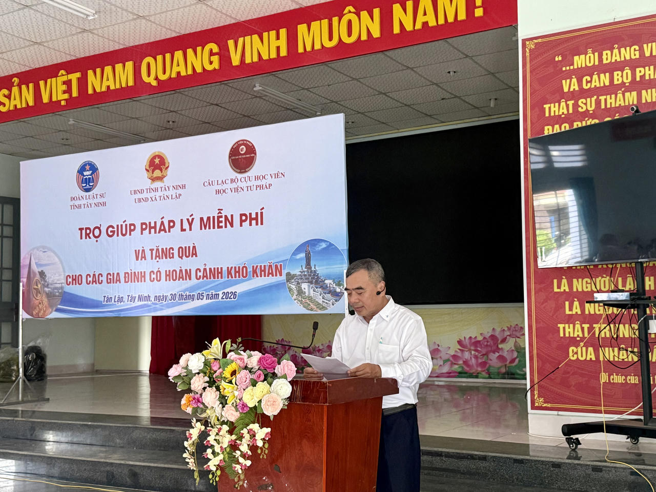 Luật sư Trần Hữu Năng, Phó Chủ nhiệm Câu lạc bộ Cựu học viên Học viện Tư pháp phát biểu khai mạc chương trình trợ giúp pháp lý miễn phí và trao quà cho các gia đình có hoàn cảnh khó khăn tại xã Tân Lập, tỉnh Tây Ninh.