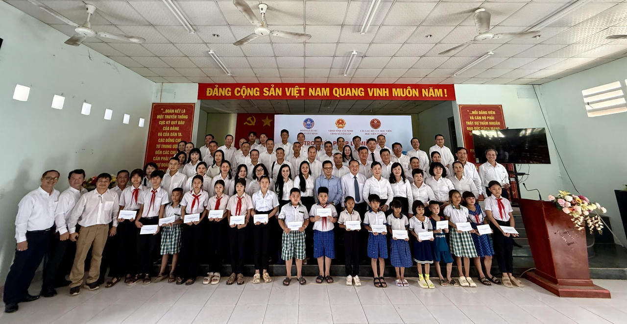 Những phần quà nghĩa tình được trao tận tay người dân, góp phần sẻ chia khó khăn và lan tỏa tinh thần tương thân tương ái đến cộng đồng.