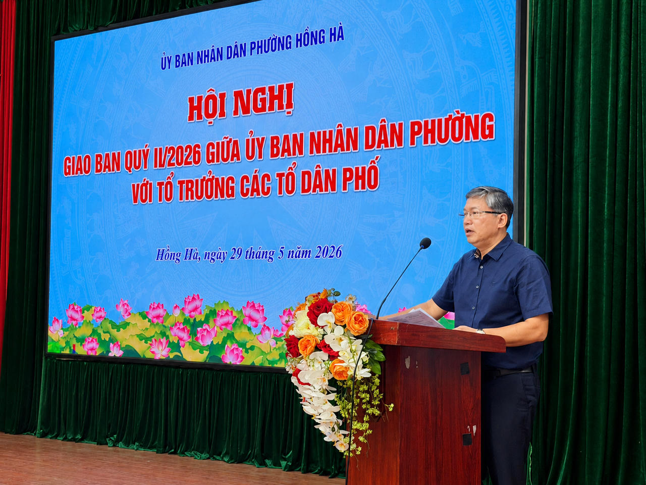 Ông Lê Hồng Thắng – Phó Bí thư, Chủ tịch UBND phường tiếp thu, trao đổi các ý kiến, kiến nghị của các Tổ dân phố.