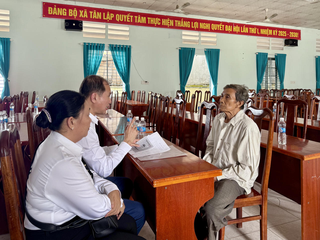 Không khí trao đổi cởi mở, gần gũi giữa các luật sư và người dân địa phương đã giúp nhiều vướng mắc về đất đai, thừa kế, hôn nhân gia đình và các giao dịch dân sự được giải đáp kịp thời.