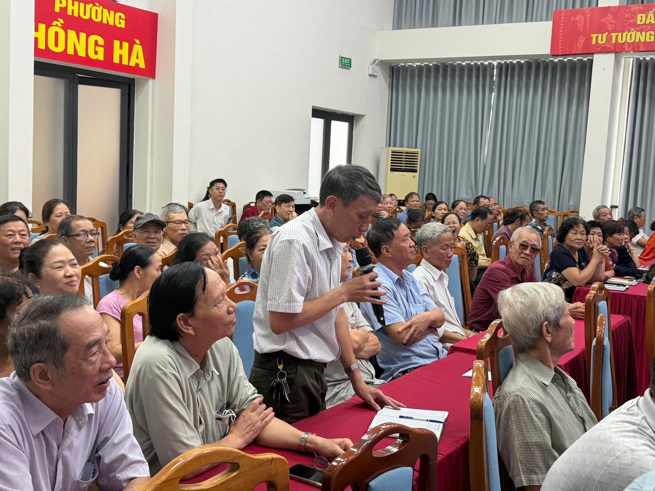 Đại diện Tổ dân phố đóng góp ý kiến về các nhiệm vụ trọng tâm trên địa bàn phường.